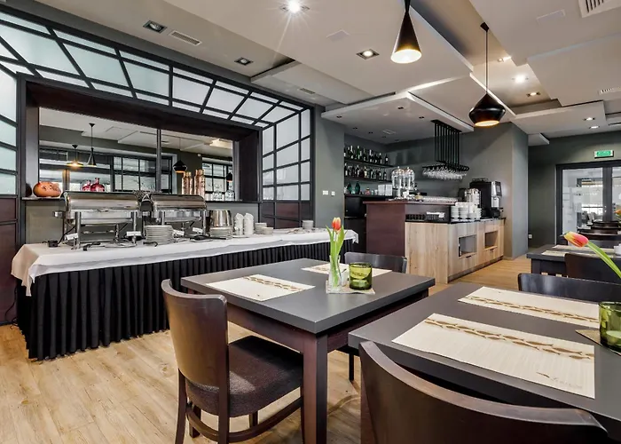 Atrium Practical Near The By Renters *