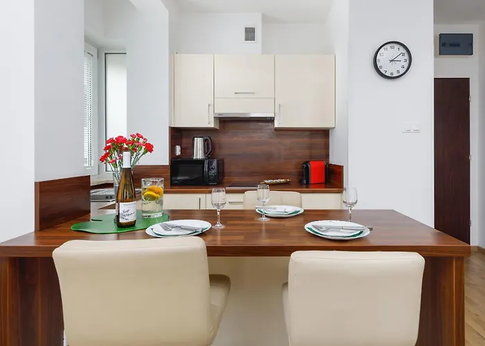 Atrium Practical Near The By Renters * サルビノボ